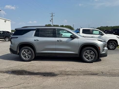 Used 2024 Chevrolet Traverse LT FWD image 2
