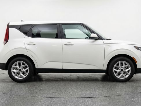 Used 2025 Kia Soul LX w/ LX Technology Package FWD image 11