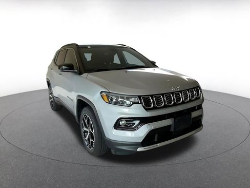 Used 2025 Jeep Compass Limited image 3