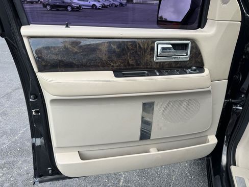 Used 2015 Lincoln Navigator 4WD image 11
