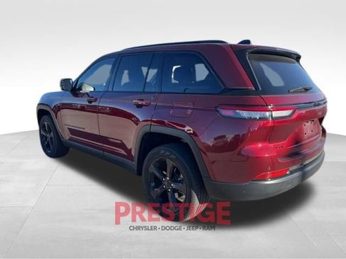 Used 2023 Jeep Grand Cherokee Limited w/ Black Appearance Package image 9