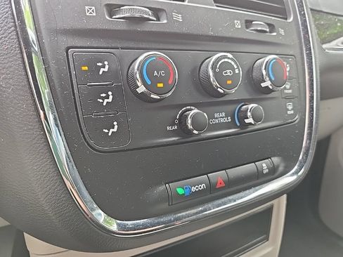 Used 2016 Dodge Grand Caravan SE FWD image 23