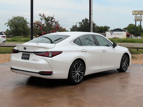 Used 2024 Lexus ES 300h w/ Premium Package FWD image 2
