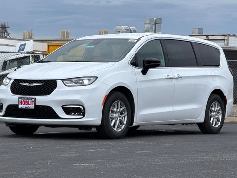 New 2026 Chrysler Pacifica Select image 7