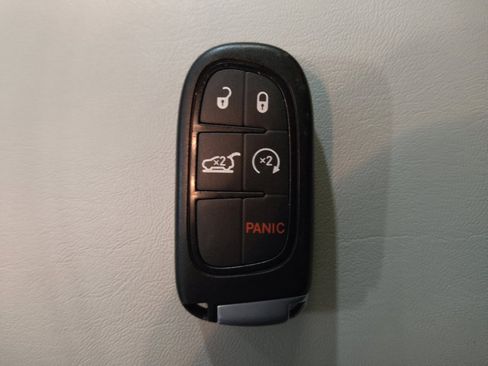 Used 2019 Jeep Cherokee Limited w/ Technology Group FWD image 32
