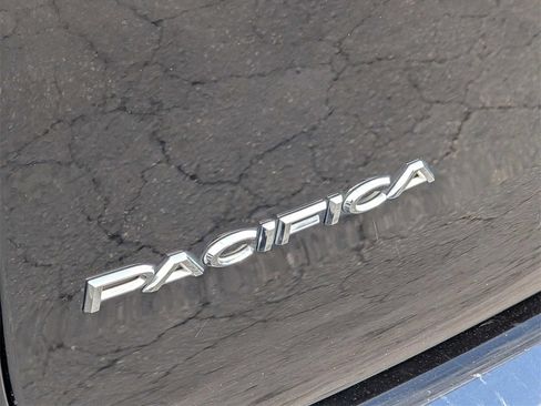 Used 2024 Chrysler Pacifica Select image 6