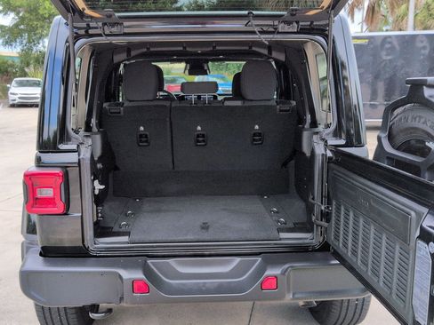 Used 2025 Jeep Wrangler Unlimited Sahara AWD/4WD image 23
