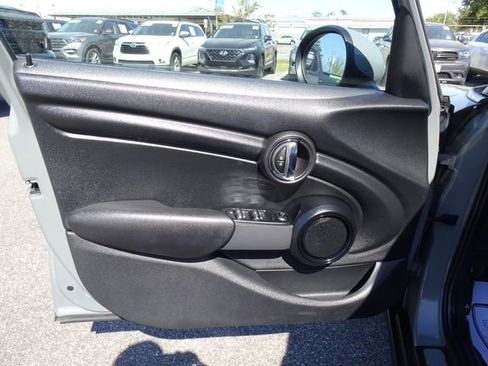 Used 2019 MINI Cooper 4-Door Hardtop w/ Signature Upholstery Package image 12