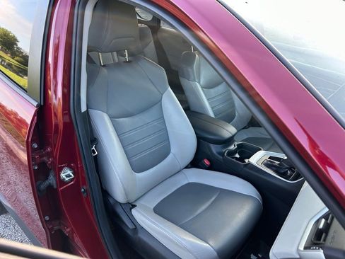 Used 2020 Toyota RAV4 XLE Premium image 15