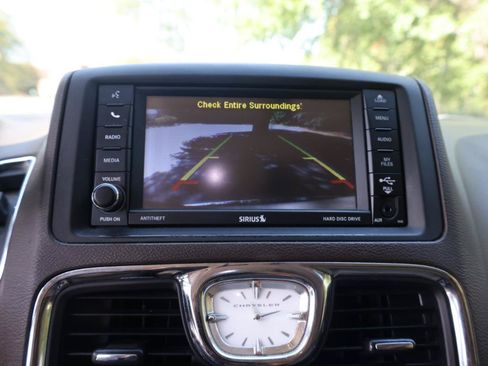 Used 2014 Chrysler Town & Country Touring FWD image 43