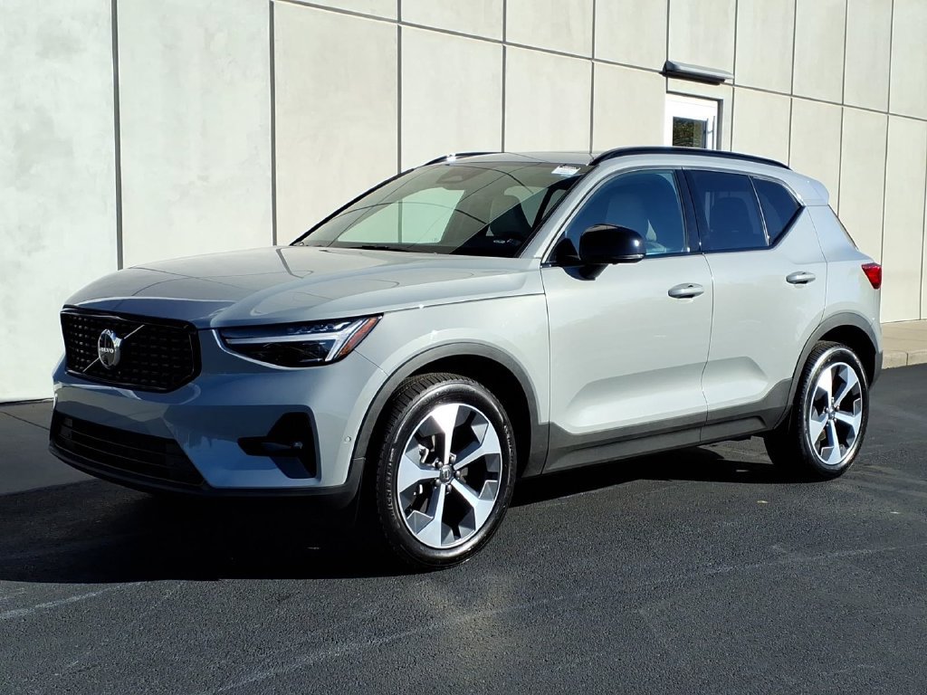 Certified 2024 Volvo XC40 B5 Plus AWD/4WD image 1