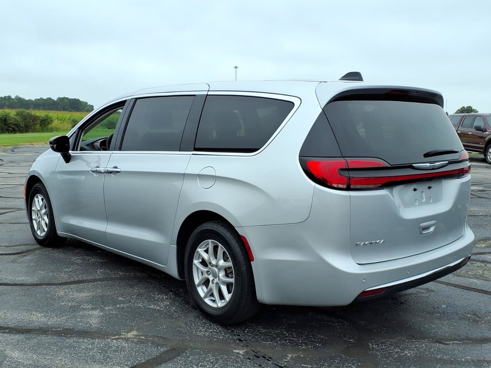 Used 2024 Chrysler Pacifica Touring-L FWD image 5