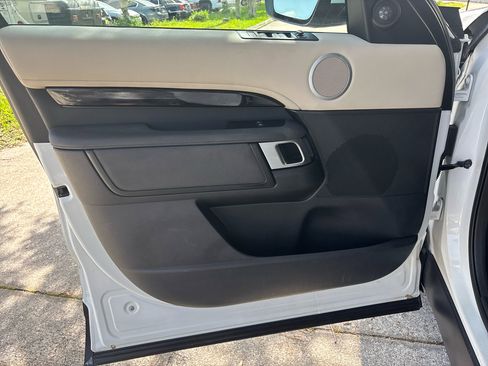 Used 2020 Land Rover Discovery SE image 9