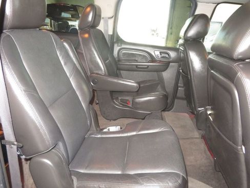 Used 2011 Cadillac Escalade ESV AWD image 30
