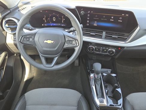 Used 2025 Chevrolet Trax LT FWD image 27