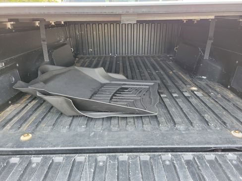 Used 2017 Toyota Tacoma TRD Sport w/ Tow Package RWD image 8