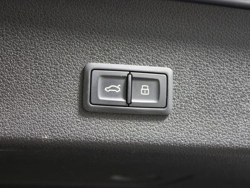 Used 2022 Audi e-tron Prestige w/ Prestige Package image 44