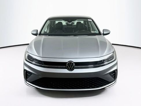 Certified 2025 Volkswagen Jetta SE w/ Sunroof Package FWD image 2