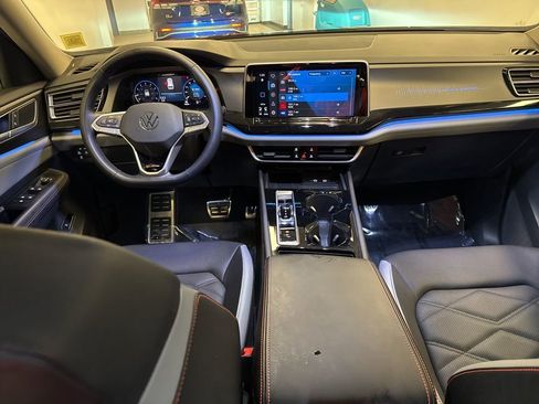 Used 2025 Volkswagen Atlas Peak Edition SE image 27