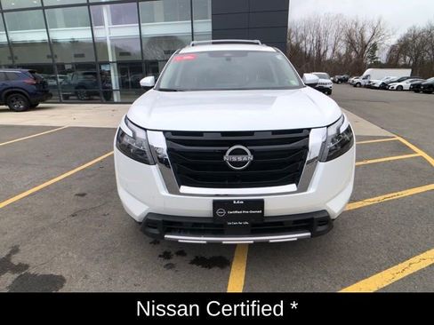 Certified 2025 Nissan Pathfinder SL image 11