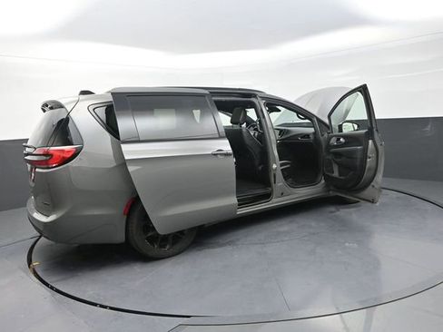 Used 2025 Chrysler Pacifica Limited image 42