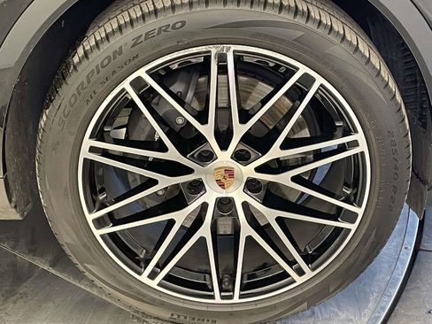 Used 2025 Porsche Cayenne Coupe image 14