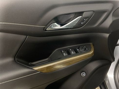 Used 2023 GMC Acadia SLE w/ Driver Convenience Package image 13