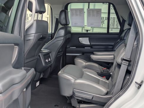 Used 2025 Ford Expedition Active RWD image 18