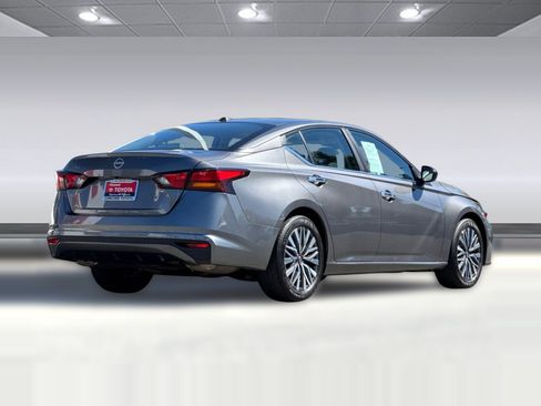 Used 2025 Nissan Altima 2.5 SV FWD image 9