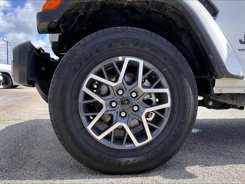 Used 2025 Jeep Wrangler Unlimited Sahara AWD/4WD image 32