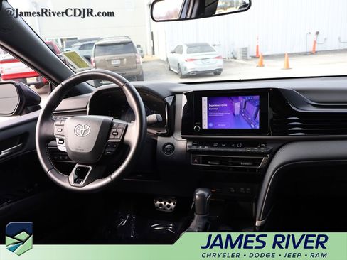 Used 2025 Toyota Camry SE image 13