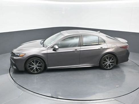 Used 2022 Toyota Camry SE image 12