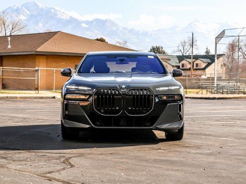 Used 2025 BMW 760i xDrive w/ Executive Package image 8