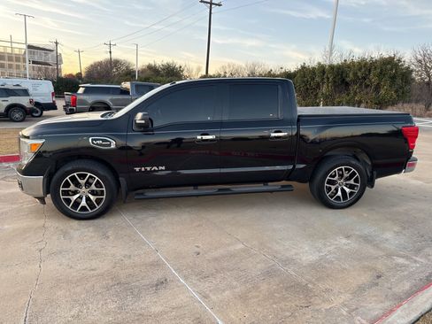 Used 2017 Nissan Titan SV image 2