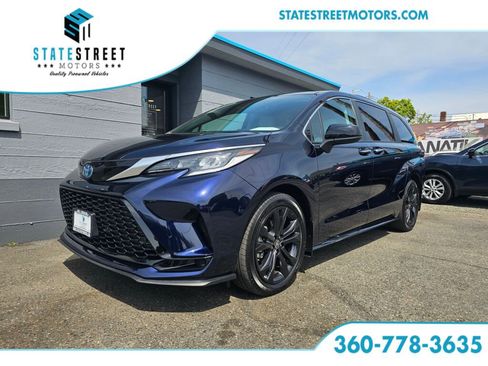 Used 2024 Toyota Sienna XSE FWD image 1