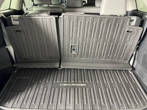 Used 2022 Toyota Highlander XLE image 24