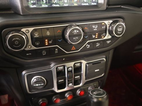 Used 2019 Jeep Wrangler Unlimited Sahara AWD/4WD image 8