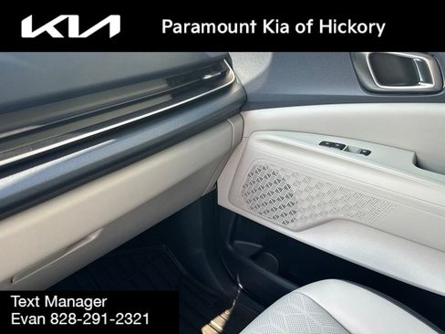 Used 2025 Kia Carnival EX FWD image 33