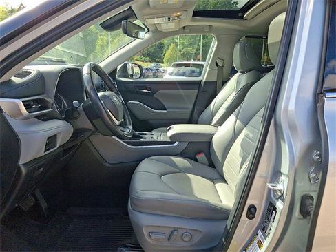 Certified 2022 Toyota Highlander XLE image 13