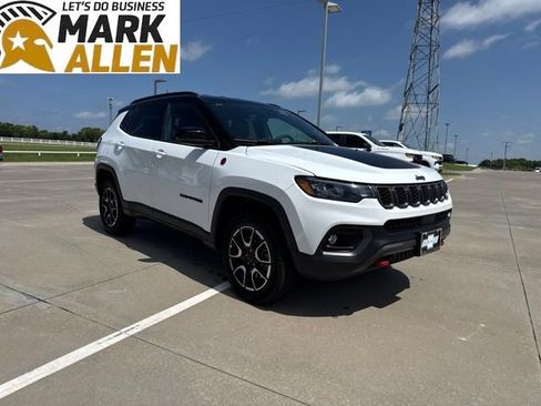 Used 2025 Jeep Compass Trailhawk AWD/4WD image 1
