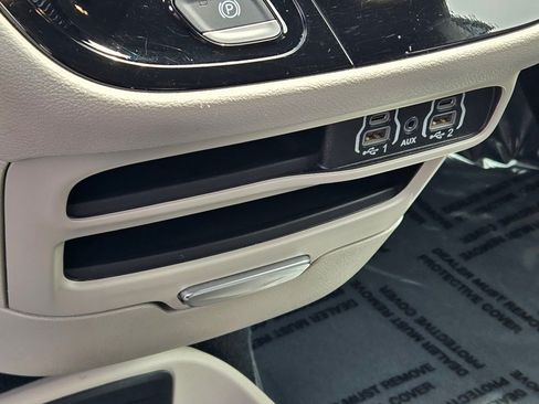 Used 2024 Chrysler Pacifica Touring-L FWD image 29