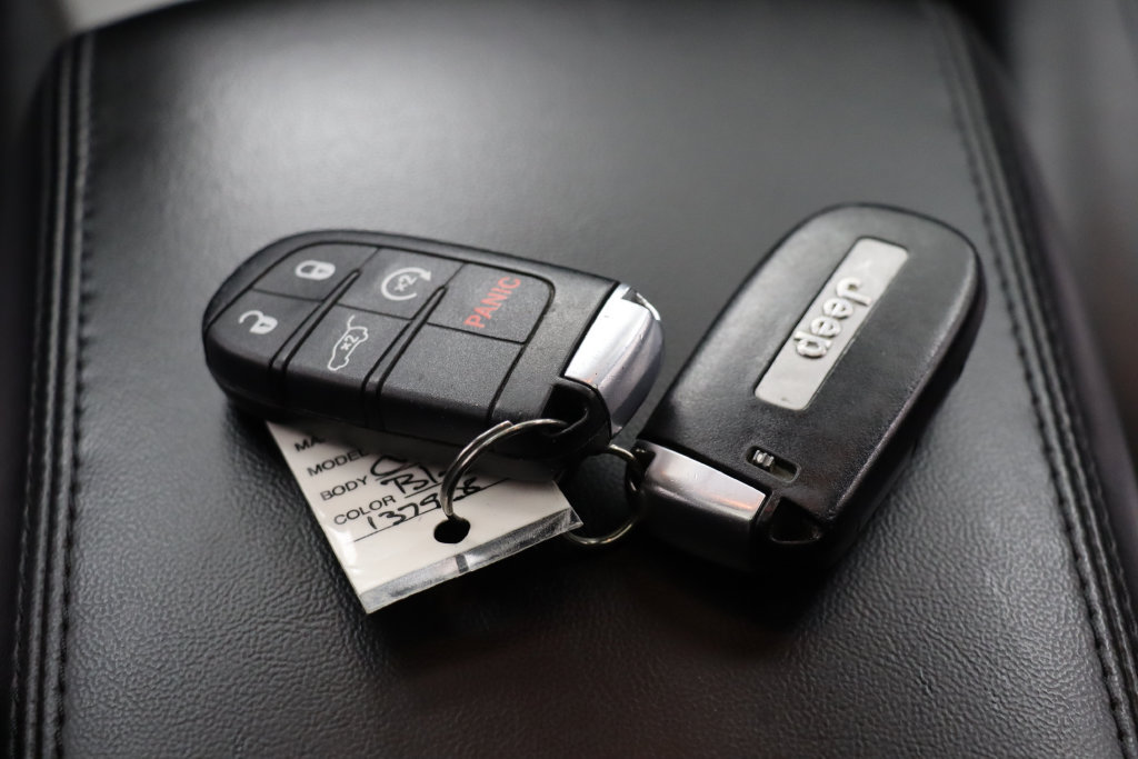 Used 2018 Jeep Grand Cherokee Limited AWD/4WD image 16