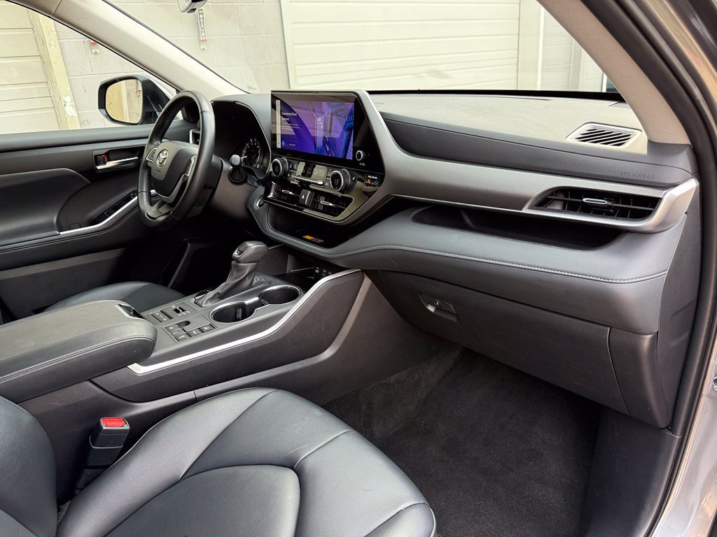 Used 2025 Toyota Highlander XLE AWD/4WD image 43