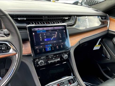 New 2025 Jeep Grand Cherokee Summit image 8