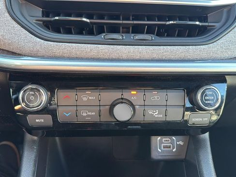 Used 2025 Jeep Compass Latitude image 19