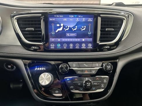 Used 2020 Chrysler Pacifica Limited w/ S Appearance Package FWD image 19