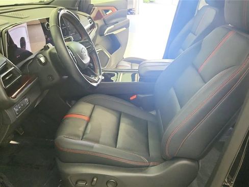 Used 2024 Chevrolet Traverse RS FWD image 23