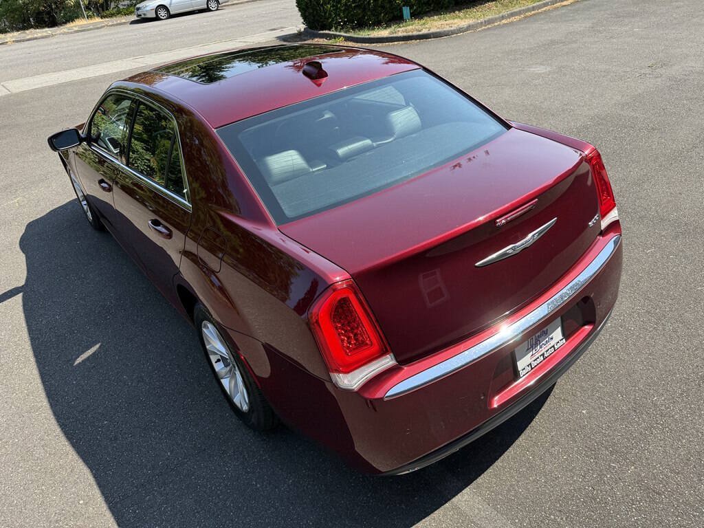 Used 2016 Chrysler 300 Limited RWD image 8