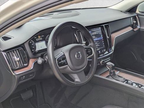 Used 2019 Volvo S60 T5 Momentum w/ Multimedia Package FWD image 10