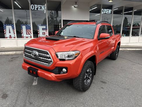 Used 2017 Toyota Tacoma TRD Sport w/ Tow Package AWD/4WD image 1
